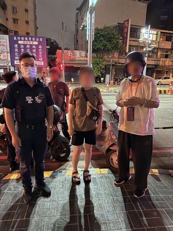 台灣警察專科學校學生暑期實習於22日結束,其中在台中市警察局第二分局實習的羅文揚(左)日前深夜發現迷途長者,協助通知家屬平安接老翁回家,過程中家屬不斷向員警表達感謝。(警方提供)中央社記者郝雪卿傳真 114年8月24日
