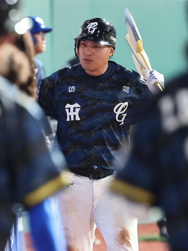 中華職棒富邦悍將野手張進德(圖)23日敲出本季首轟,也是睽違近2年全壘打,被問起是否期待與弟弟張育成同場開轟,他笑說:「有朝一日,相信畫面會蠻美的。」(富邦悍將提供)中央社記者謝靜雯傳真 114年8月24日
