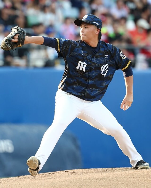 中職富邦悍將投手陳仕朋(圖)23日7局優質先發吞敗,但已是本季最長投球局數,他坦言今年起伏比較大,主因是春訓調整不佳。(富邦悍將提供)中央社記者謝靜雯傳真 114年8月24日