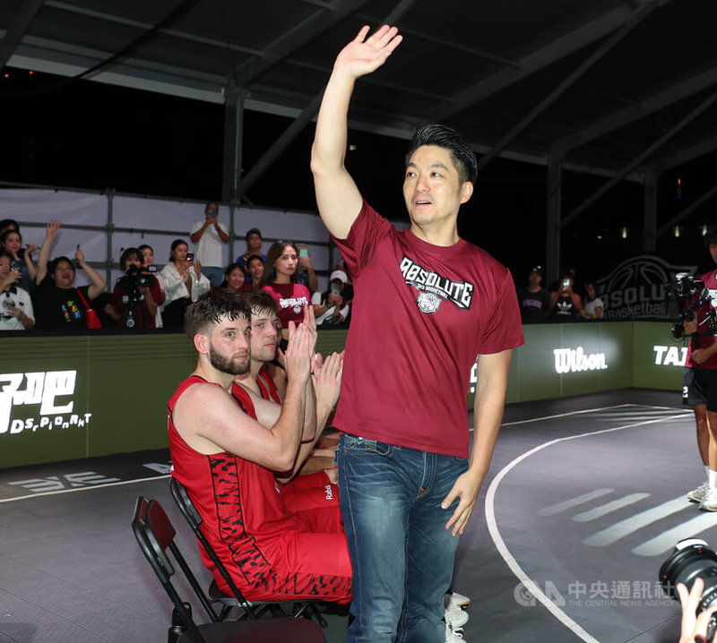 台北市長蔣萬安(前)24日晚間在台北出席2025 FIBA 3x3台北挑戰賽頒獎典禮,和現場民眾揮手致意。中央社記者謝佳璋攝 114年8月24日