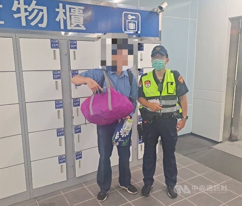 一名日籍男旅客日前將行李袋放置在台北捷運南港展覽館站置物櫃內，但未成功上鎖，被其他旅客拿出置於地上，維護人員巡視時，將其改放置其他空置物櫃內，發現行李袋不翼而飛的日籍男旅客在捷警多方查詢下，才順利尋回行李袋。（翻攝照片）中央社記者黃麗芸傳真　114年8月24日