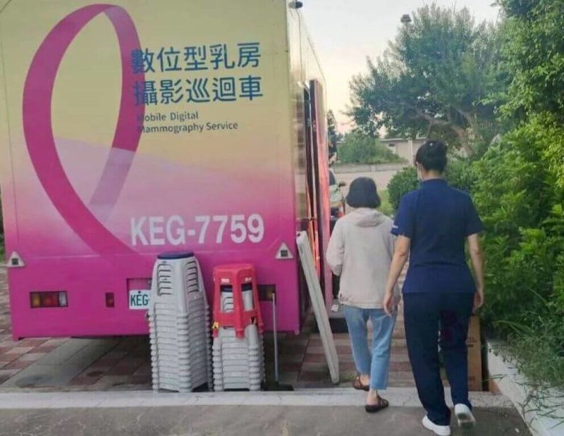 澎湖縣政府衛生局「整合性五癌篩檢巡迴服務」24日在馬公市第一衛生所舉行啟動儀式,包括乳房攝影巡迴車等多項檢查,直接走進社區,檢查全程免費。(澎湖縣衛生局提供)中央社 114年8月24日