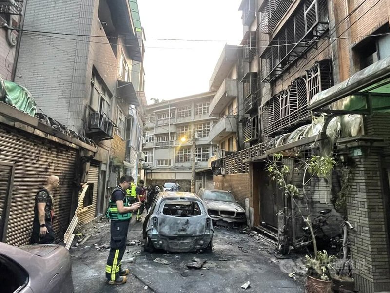 新北市新店區行政街19巷25日清晨發生火燒車,並延燒一旁公寓,警消獲報迅速到場搶救,8人預防性送醫。警方初步調查懷疑是縱火。(翻攝照片)中央社記者王鴻國傳真 114年8月25日
