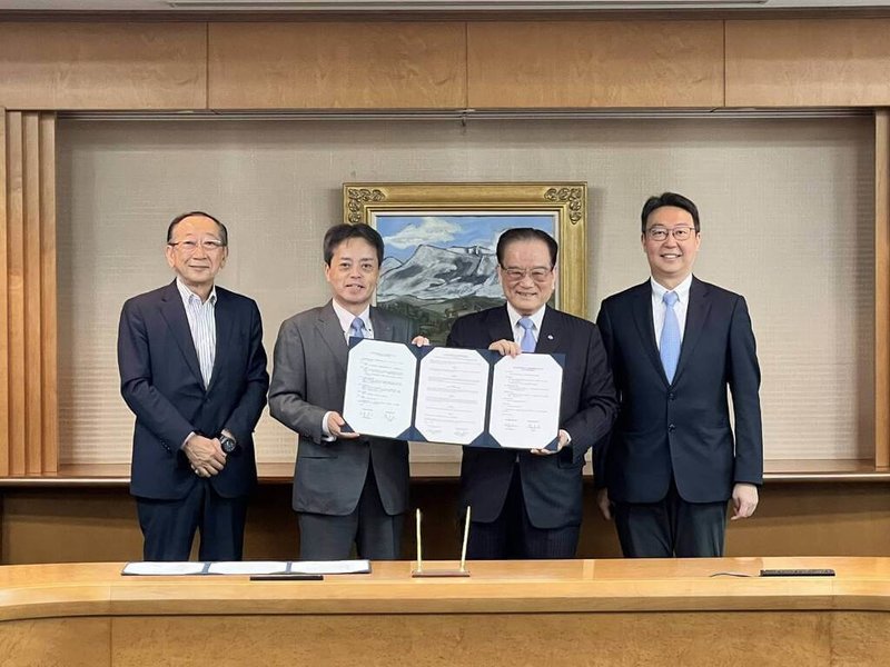 在交通部長陳世凱(右)見證下,台鐵公司董事長鄭光遠(右2)與JR九州社長古宮洋二(左2)簽署合作備忘錄,將持續深化交流。(台鐵提供)中央社記者余曉涵傳真 114年8月25日