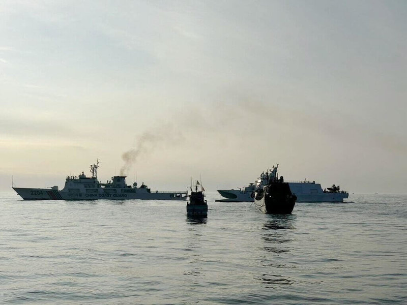 澎湖籍漁船「順海發2號」於七美西南方海域作業時，疑遭中國籍漁船擦撞，船隻一度失去動力，安平艦及澎湖海巡隊10038艇隨即馳往處置，中國海警船也航向事發海域。（澎湖海巡隊提供）中央社  114年8月25日