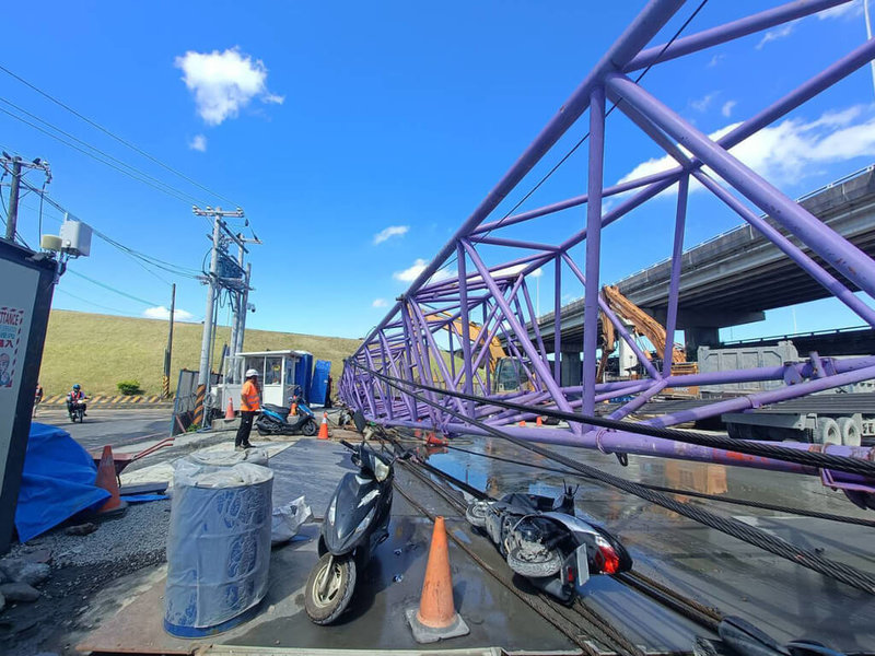 台北市政府捷運工程局表示,北環段五股區Y19B車站25日施工時,吊車陷落傾倒,連帶吊臂桁架甩落至工區水車,造成吊車司機頭部擦傷、水車司機手臂擦挫傷及車輛部分損毀,除依法規裁罰,所有損失由施工廠商負責。(捷運局提供)中央社記者劉建邦傳真 114年8月25日