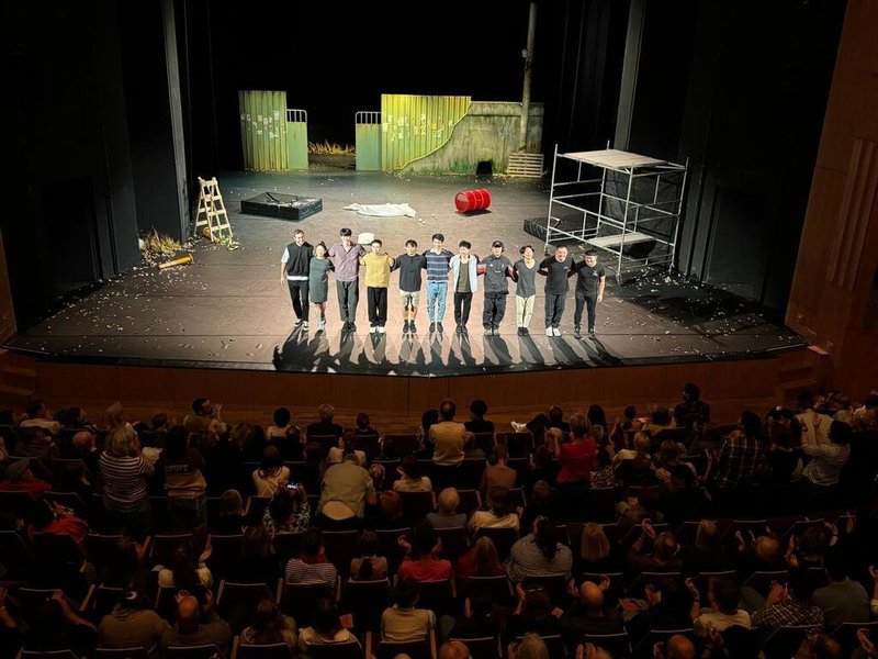 FOCASA馬戲團在德國威瑪德意志國家劇院演出作品「苔痕」,謝幕時全場觀眾起立鼓掌,氣氛熱烈。(台北駐德代表處文化組提供)中央社記者林尚縈柏林傳真 114年8月25日