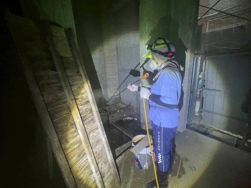 高雄市鼓山區出現今年首例本土登革熱家庭、社區群聚疫情，累積共4例。市府防疫團隊立即針對疫情發生地區擴大疫調採檢、地毯式孳生源清除、噴藥滅蚊等防治工作。（高雄市衛生局提供）中央社記者蔡孟妤傳真  114年8月25日