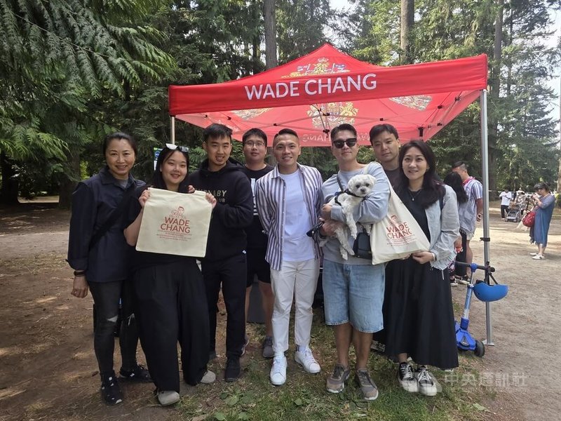 張瑋麟(右4)以素人身分投入加拿大聯邦大選,憑著專業和努力一舉得勝,許多台灣僑胞都為他開心、同感榮耀。中央社記者程愛芬溫哥華攝 114年8月25日