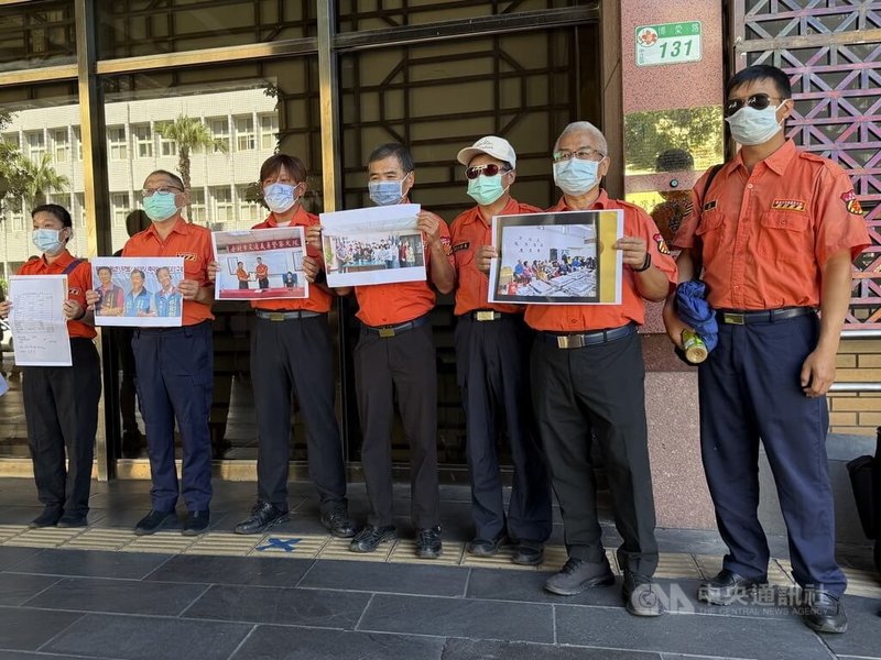 媒體報導，台北市義交辜姓大隊長涉嫌挪用公款替國民黨台北市議員郭昭巖辦慶生大會，包括北市義交李姓隊員等7人25日在律師陪同下到台北地檢署，遞狀告發辜姓大隊長涉嫌誣告、侵占、公益侵占等罪。中央社記者林長順攝　114年8月25日