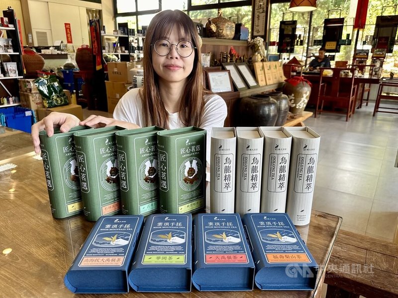 東大茶莊第4代接班人李芳宜(圖)藉經濟部國際貿易署出口產品減碳包裝設計輔導補助,以百年製茶技藝典藏於書本為靈感,將傳統鐵罐包材改為掀頁式書盒包裝,大幅減少包材重量及碳排放。中央社記者鄭維真攝 114年8月25日