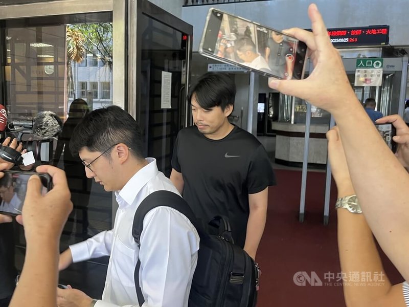 「迷因台式民主」版主戴瑞甯（中、黑衣）、女子林惠珠涉嫌在社群平台張貼合成圖，恐嚇京華城案檢察官等，25日遭北檢依恐嚇、違反個資法起訴，移審法院。台北地方法院中午諭知2人限制住居。中央社記者林長順攝  114年8月25日
