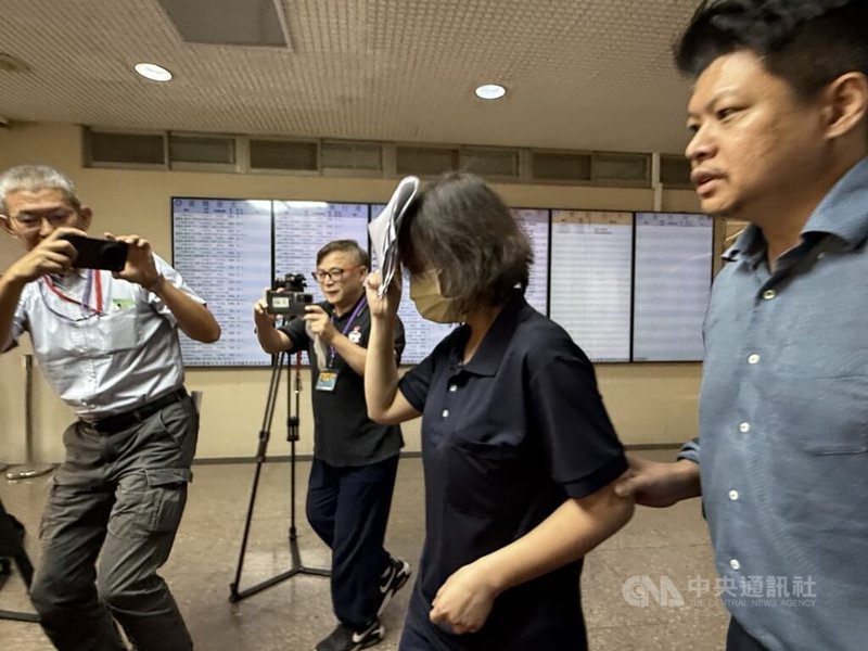 「迷因台式民主」版主戴瑞甯、女子林惠珠(中)涉嫌在社群平台張貼合成圖,恐嚇京華城案檢察官等,25日遭北檢依恐嚇、違反個資法起訴,檢方上午將2人移審台北地方法院,法官認定無羈押必要,限制住居。中央社記者林長順攝 114年8月25日