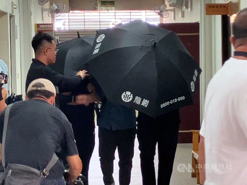 51歲羅姓男子日前在高雄市左營區住處附近遭人當街射殺,橋頭地檢署檢察官25日到市立殯儀館進行複驗,羅男家屬下午在殯葬業者撐傘陪同下配合檢方調查,面對媒體快步通過,全程不發一語。中央社記者張已亷攝 114年8月25日
