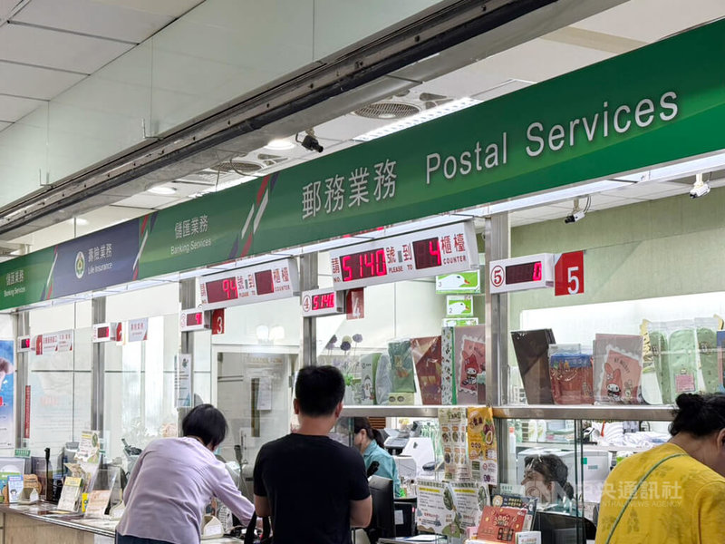 中華郵政26日起暫停收寄發往美國商品類郵件。圖為郵局櫃台。(中央社檔案照片)