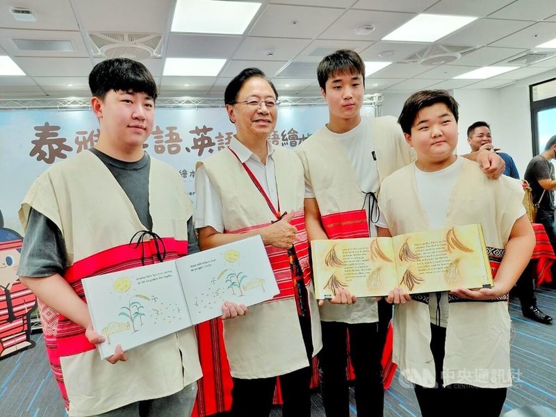 6名來自桃園市的美國留學生促成泰雅族語、英語雙語繪本「小米的一生」、「奶奶的農作物」出版,市長張善政(前左2)25日下午出席發表會表示,兼具文化特色與教育價值的繪本,十分適合作為國際文化交流媒介。中央社記者吳睿騏桃園攝 114年8月25日