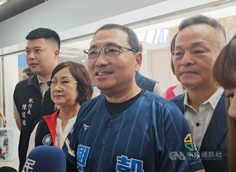 新北市長侯友宜（前中）25日就是否參選黨主席的問題表示，「我個人從頭到尾都沒有考慮」，以團結為最重要，他會支持承擔黨主席的人。中央社記者王鴻國攝　114年8月25日