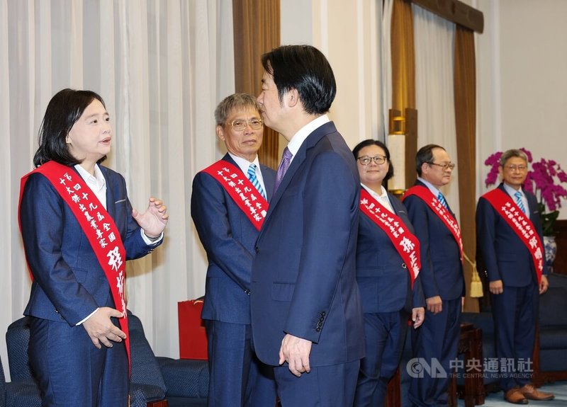 總統賴清德(前右)25日上午在總統府接見「第49屆全國十大傑出農業專家」,並一一問候致意。中央社記者郭日曉攝 114年8月25日