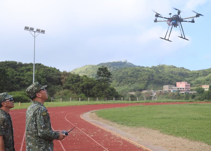 國軍東引地區指揮部近日成立「無人機社」,帶領官兵學習操作技能。(東引指揮部提供)中央社記者王鴻國傳真 114年8月25日