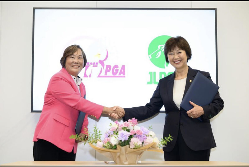 台灣女子職業高爾夫協會（TLPGA）理事長劉依貞（左）、日本女子職業高爾夫協會（JLPGA）會長小林浩美（右）25日簽署合作協議，共同認證2026台灣鴻海女子高爾夫公開賽將在台開打。（TLPGA提供）中央社記者黎建忠傳真　114年8月25日