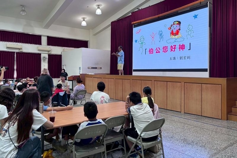 弘光科技大學老人福利與長期照顧事業系師生辦理「世代共融×在地文化」夏令營，帶領學童認識客家文化故事。（弘光科大提供）中央社記者趙麗妍傳真　114年8月25日