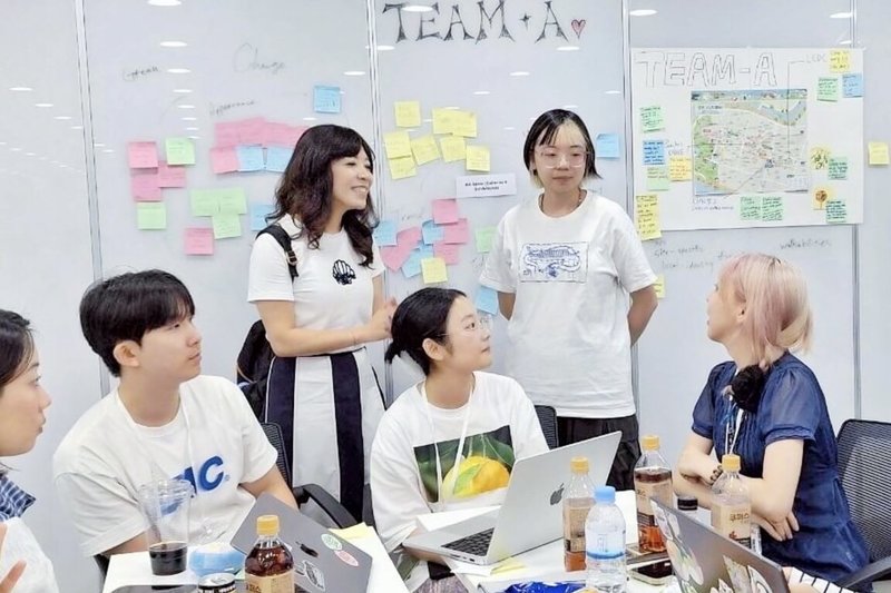 ISDW 2025國際學生設計研習營22日在南韓首爾頒獎，台日韓超過60名設計系學生與會，桃園市政府青年局局長侯佳齡（後排左）出席活動並與學生進行交流，並宣布桃園為2026年主辦城市。（桃園市政府青年事務局提供）中央社記者吳睿騏桃園傳真　114年8月25日