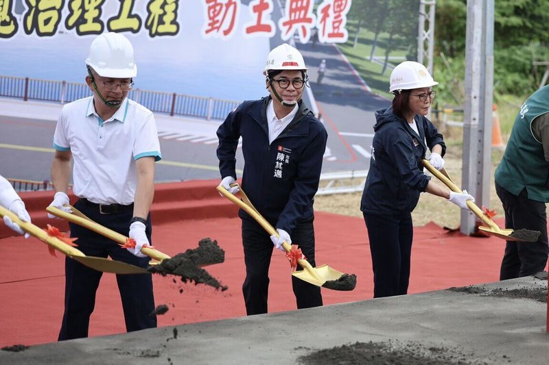 高雄市「八涳橋改建及曹公新圳匯流口護岸拓寬治理工程」25日舉行動土儀式，高雄市長陳其邁（中）等人一同執鏟。（高雄市水利局提供）中央社記者蔡孟妤傳真　114年8月25日