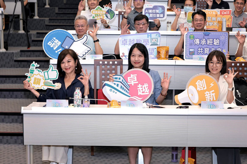 「114學年度基隆市公私立國民中小學校長暨公立幼兒園園長會議」25日在國立海洋科技博物館舉行,基隆市副市長邱佩琳(前左)、基隆市政府教育處長徐嬿立(前中)等人出席。(基隆市政府提供)中央社記者王朝鈺傳真 114年8月25日