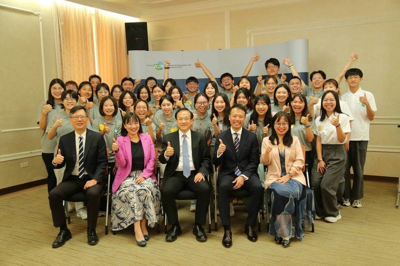 國合會15日舉辦「大專青年海外技術協助服務計畫」實習生結訓典禮,全台15所大專院校的37位青年完成一週密集訓練,於20日陸續啟程前往友邦及友好國家。(國合會提供)中央社記者楊堯茹傳真 114年8月25日