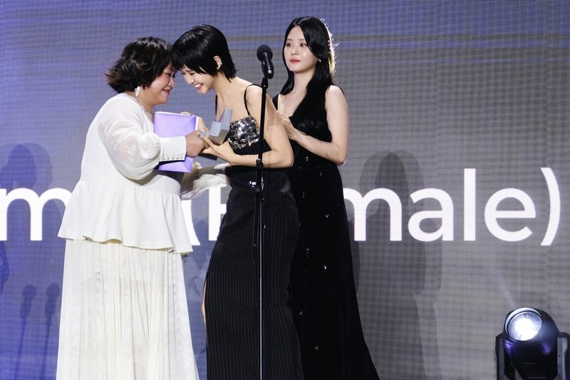 演員鍾欣凌（左）以戲劇「影后」入圍全球OTT大獎的最佳女配角，24日她以劇中「胖姐」之姿，親手將最佳女新人獎頒給飾演「史艾瑪」的林廷憶（中）；戲裡經紀人推新人、戲外將徒弟送上舞台的巧合，成為當晚最動人的瞬間。（台北電影節提供）中央社記者洪素津傳真　114年8月25日