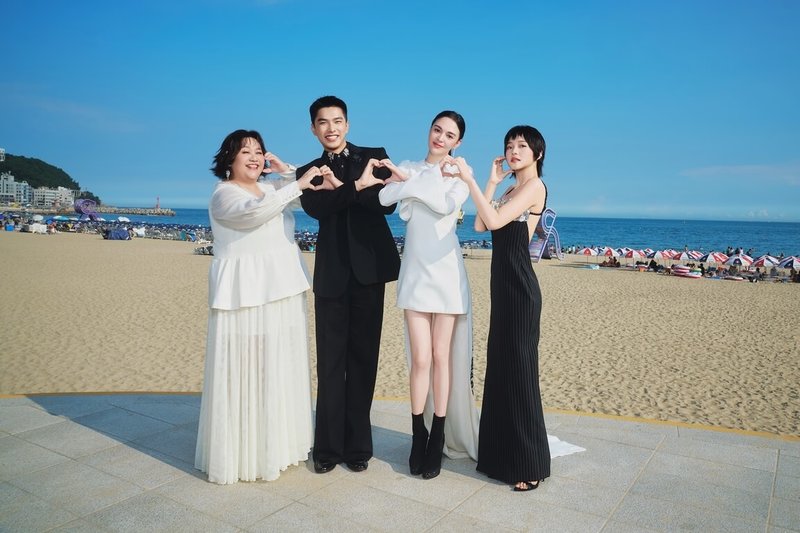 演員鍾欣凌(左起)、曾敬驊、張榕容、林廷憶24日赴韓國參加全球OTT大獎頒獎典禮,其中林廷憶憑藉台劇「影后」榮獲最佳女新人獎。(台北電影節提供)中央社記者洪素津傳真 114年8月25日