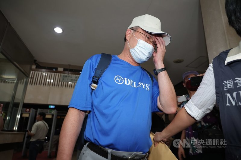 台師大女足抽血爭議,北檢25日指揮搜索被告周台英住居所及辦公室並約談周台英,另通知涉案教師陳忠慶(中)等4名證人到案說明。中央社記者翁睿坤攝 114年8月25日