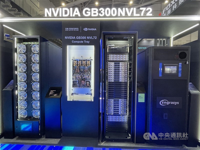 圖為鴻海展示GB300 NVL72解決方案。 (中央社檔案照片)
