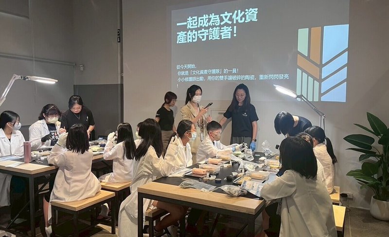屏東縣典藏中心推出職人學堂系列活動,開設修復及文物守護者等課程,讓大小朋友一起戴上手套,體驗文物修復師的奇幻旅程。(屏東縣政府提供)中央社記者李卉婷傳真 114年8月25日