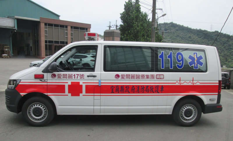 根據審計部宜蘭縣審計室報告，宜蘭縣消防局截至113年底，配置的救護車輛及電氣心臟刺激甦醒器，分別有42%及61%已逾5年使用年限。消防局答覆，持續審視功能及年限進行汰換。圖為愛爾麗集團捐贈消防局救護車。（宜蘭縣消防局提供）中央社記者王朝鈺傳真 114年8月25日