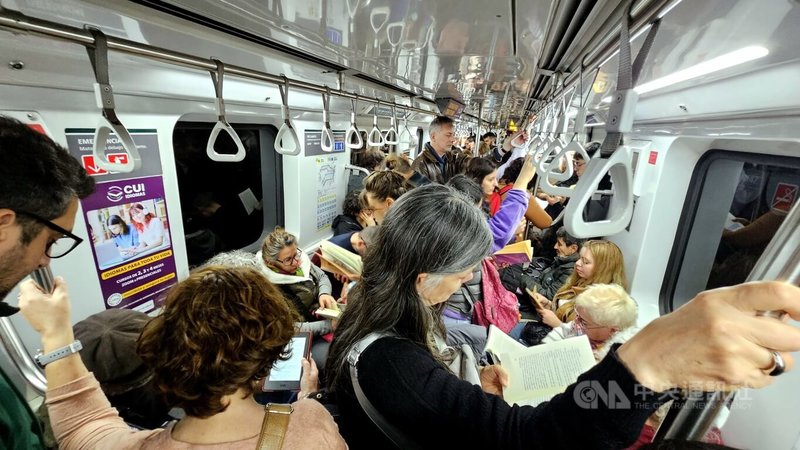 阿根廷民眾參與24日地鐵讀者車廂活動,座位與走道全被讀者佔滿,人手一本書,書頁翻動聲成為地鐵當日特別的行進音。中央社記者黃韻如布宜諾斯艾利斯攝 114年8月25日
