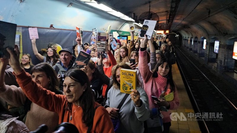 布宜諾斯艾利斯乘客在地鐵月台上高舉書籍,如同手握魔法通行證,等待專屬「閱讀魔法列車」車廂駛入。中央社記者黃韻如布宜諾斯艾利斯攝 114年8月25日