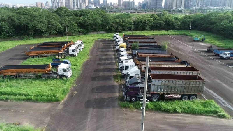 苗栗地檢署25日說,清運業者為省成本將營建廢土非法棄置,再由土資場開虛偽證明,形成環境犯罪鏈,案件偵結,檢方依廢清法起訴王姓後龍鎮民代表等49人,同時也查扣非法載運廢棄土的曳引車共39輛。(新竹地檢署提供)中央社記者郭宣彣傳真 114年8月25日