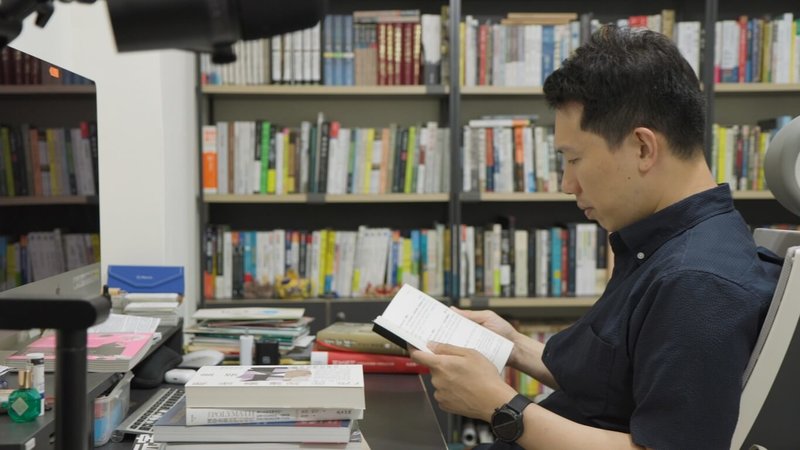 公視節目「藝術很有事」最新集數「無所不在的歷史」日前上架,有理文化總編輯涂豐恩(圖)分享自己的閱讀習慣,桌上常常堆著一落「待命」的書籍,隨時翻讀。(公視提供)中央社記者王寶兒傳真 114年8月25日