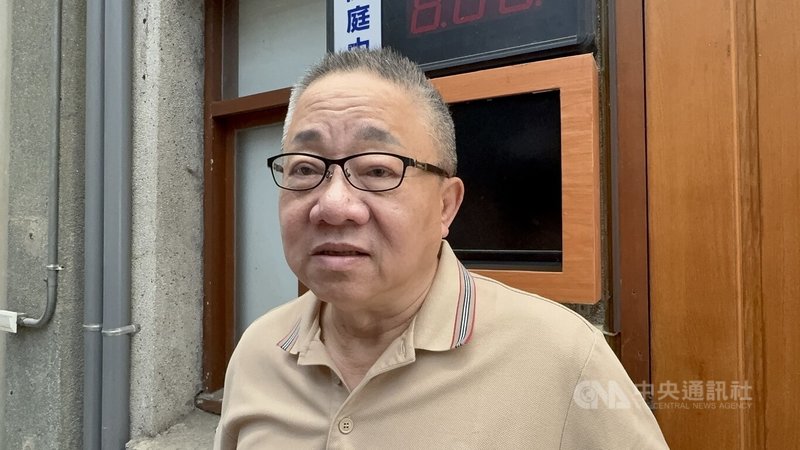 雲林縣前議長沈宗隆因涉嫌向達德能源公司收賄案,雲林地檢署前年7月底依貪污罪等罪嫌將他起訴。雲林地院25日依貪污等罪判沈宗隆3年6個月,褫奪公權8年。全案仍可上訴。沈宗隆庭後受訪時說,坦然面對司法審判。中央社記者姜宜菁攝 114年8月25日