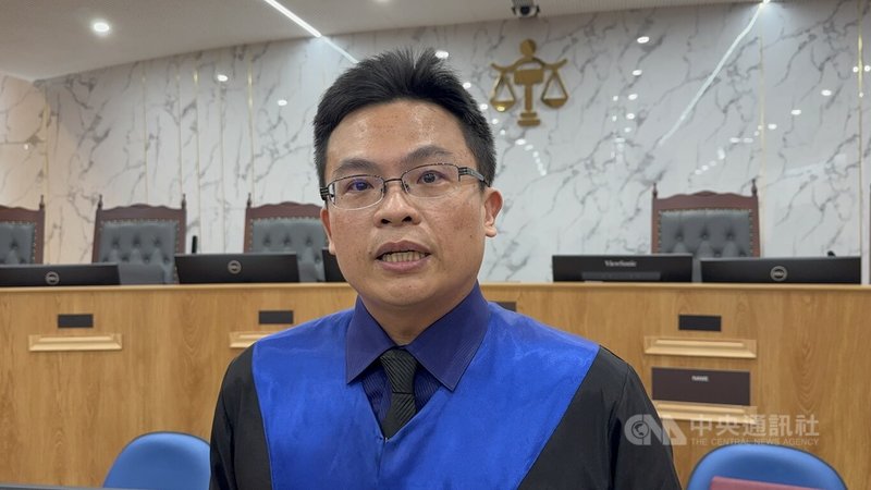 雲林縣前議長沈宗隆因涉嫌向達德能源公司收賄案,雲林地檢署前年7月底依貪污罪等罪嫌將他起訴。雲林地院25日依貪污等罪判沈宗隆3年6個月,褫奪公權8年。圖為雲林地方法院庭長王子榮會後受訪說明。中央社記者姜宜菁攝 114年8月25日