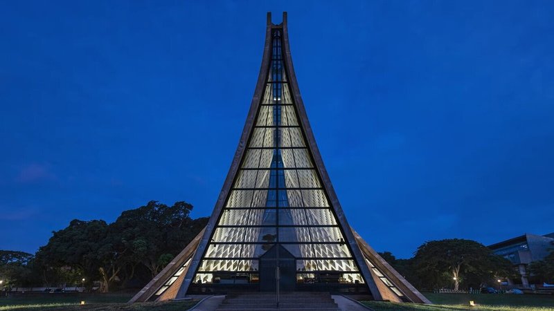 東海大學路思義教堂整修重啟後,泓弦築影照明設計團隊以「照見教堂的靈性本質」為核心,導入隱微光源、溫潤色溫與智慧燈控系統,讓教堂在黑夜裡呈現靜謐莊嚴之姿,奪下2項國際照明設計大獎。(東海大學提供)中央社記者趙麗妍傳真 114年8月25日
