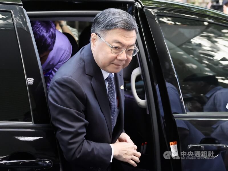 立法院會25日邀行政院長卓榮泰率相關部會首長列席,提出「台美關稅談判之進程、方針、原則及台灣產業可能遭受之衝擊影響評估」專案報告,並備質詢。圖為卓榮泰搭車抵達立法院。中央社記者王飛華攝 114年8月25日