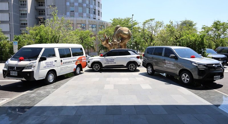 南投縣中寮鄉石龍宮有「泡麵土地公」之稱，石龍宮福德會25日共捐3輛交通車給3個單位，用於長照交通接送服務、弱勢孩子上下學、食農教育推廣等，盼公私協力打造更友善社會。（南投縣政府提供）中央社記者蕭博陽南投縣傳真  114年8月25日