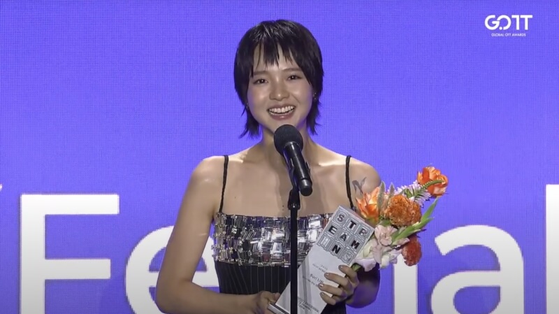 台灣演員林廷憶以戲劇「影后」史艾瑪一角,榮獲全球OTT大獎最佳新人獎。(圖取自국제스트리밍페스티벌YouTube網頁youtube.com)