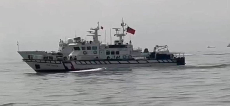 海洋委員會海巡署金馬澎分署表示,中國海警船24、25日皆2度侵擾金門水域,海巡署調度巡防艇對應,並透過中、英文無線電廣播要求轉向航離。(海巡署金馬澎分署提供)中央社記者張已亷傳真 114年8月25日