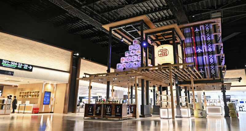 圖為福岡機場免稅商店區。(共同社)