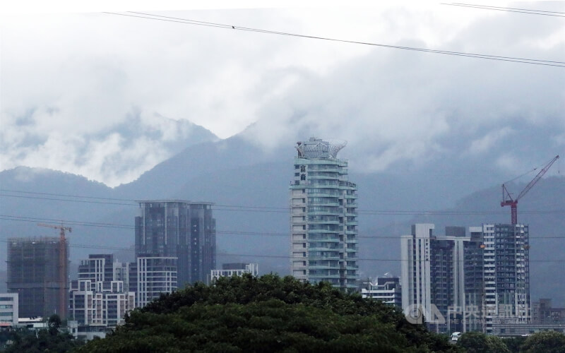 圖為新北地區新建案陸續施工中。(中央社檔案照片)