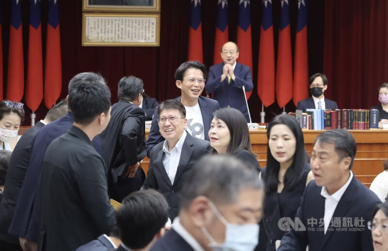 立法院第11屆修憲委員會25日首次開會,民進黨立法院黨團總召柯建銘(後,拱手者)被推舉為本次會議主席,台下立委互動熱絡,氣氛和睦。中央社記者王飛華攝 114年8月25日