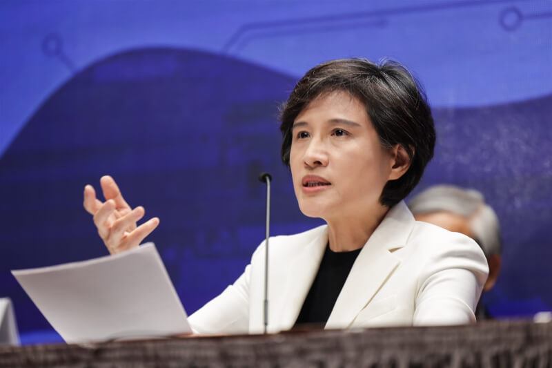 民進黨立委羅美玲25日質詢提及,台美關稅談判結果送立法院審議,是否擔心遭推翻。行政院副院長鄭麗君(圖)表示,一切依相關法律規範進行,請立法院整體考量。(中央社檔案照片)